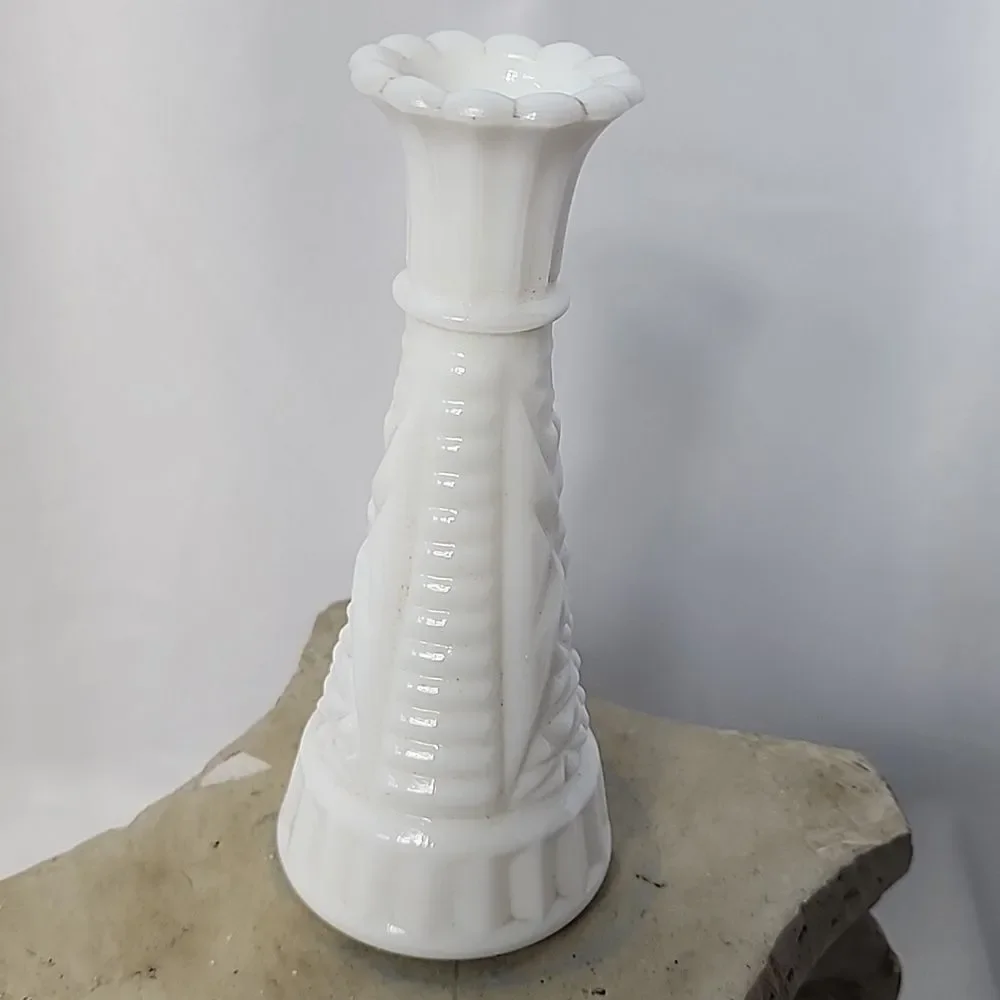 Vintage Detailed Decorative Milk Glass Vase - Picture 5 of 6
